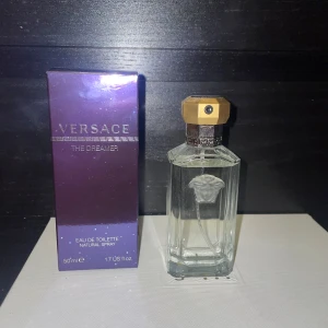 Versace The Dreamer - Doften är en unik blandning av aromatiska och blommiga noter, perfekt för den som vill sticka ut. Flaskan rymmer 50ml.