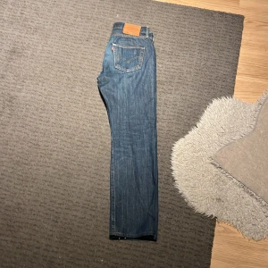 Levi's 501 jeans - Säljer ett par klassiska Levi's 501 jeans i blå denim. De har en rak passform och är helt nya