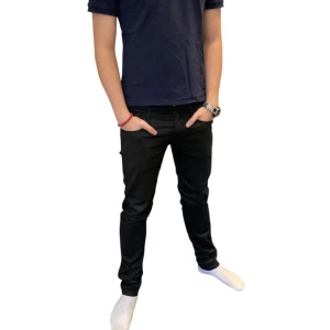 Replay Anbass jeans  - Säljer ett par snygga svarta Replay Anbass jeans i storlek 29. De är i mycket bra skick och har en stilren design med normal passform. Perfekta för både vardag och fest! 🖤