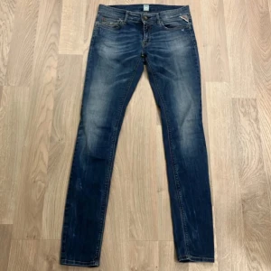 Feta Replay jeans💯 - Snygga blå jeansbyxor med en klassisk femficksdesign och lätt slitna detaljer. De har en smal passform och är perfekta för en avslappnad stil. 