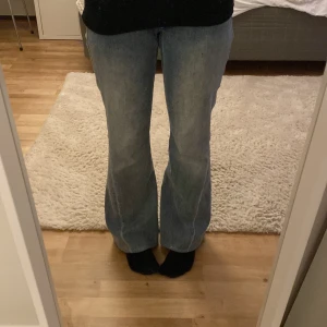 True religion Jeans - Modell Joey low rise flate midjemått 40 innerben 77-78 ish passar en som är 155-157 cm lång jättefina men förstora i midjan på mig😭😭