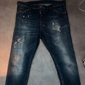 Dsquared2 Jeans original - Nästan nya original Dsq jeans inköpt från Cettire (kvitto medföljer) för 2.467kr för ca ett halvår sen, endast använda 2-3 gånger. Ganska små i storleken