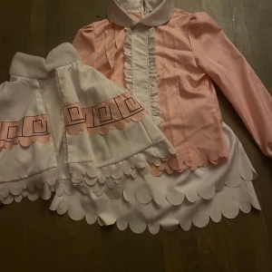 Kanna kamui cosplay - Kanna kamui cosplay från miss kobayashi’s dragon maid. Kommer med blus, kjol och cape. Storlek står M men passar mer som en S-XS. 