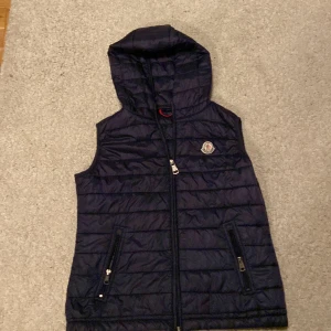 Moncler väst  - En snygg monclet väst i bra skick. Den är köpt här på Plick. Om du har fler frågor är det bara att skriva privat till mig. 