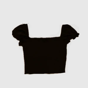 Svart crop top - Snygg svart topp med korta puffärmar och en fyrkantig urringning💗