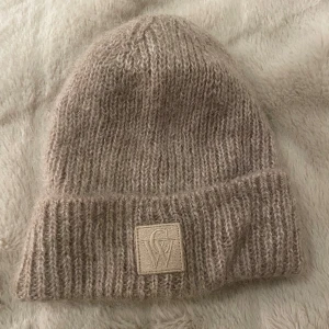 Carin Wester mössa, Ny!! - Nästan oanvänd Carin Wester mössa som passar perfekt med guld!🤩Ordinarie pris: 299kr