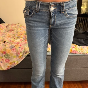 Blå jeans med låg midja - Blåa lågmidjade jeans från Gina Young💙 i storlek 170