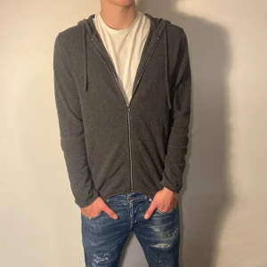 Grå full zip hoodie - Säljer en stilren mörkgrå hoodie från Jack & Jones | Den har dragkedja framtill och en bekväm huva med snören | Perfekt för en avslappnad look | Varm och skön nu under den senare vintertiden och våren | Bara skriv vid minsta lilla fundering!