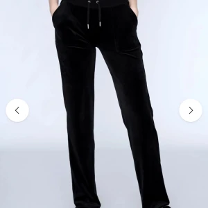 Svarta Juicy byxor - Snygga svarta Juicy byxor i storlek 12/13. Använd ett par gånger men har inga defekter eller nått. Som nya har snören som de ska och alla knappar är på fickorna. Skulle också kunna tänka mig att byta dessa mot ett par i storlek S då dessa har blivit för små i längden. PRIS KAN DISKUTERAS! 