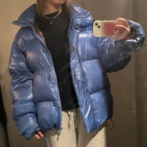 Oversized blå jacka 💙💙 - Snygg jacka från oval square, köpt för ca 3700 kr och nästan aldrig använd. Den sitter lite oversized, och är i 100% polyester men den känns som äkta dun eftersom den är så tjock och puffig. skriv för fler bilder. Kan gå ner i pris❤️