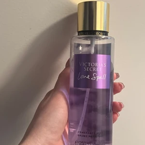 Love Spell Fragrance Mist från Victoria's Secret - Säljer en Love Spell Fragrance Mist från Victoria's Secret med doft av körsbärsblom och färsk persika. 250ml skulle säga att det är 60-70% kvar. Pris kan absolut diskuteras vid snabba köp💜