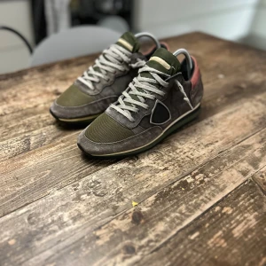 Philippe models trainers - Säljer nu mina Philippe model trainers perfekt för dig som söker en bra vintersko som är snygg och är tåliga! Skicket är helt okej 6-7/10 nypris är runt 3500 mitt pris 750 