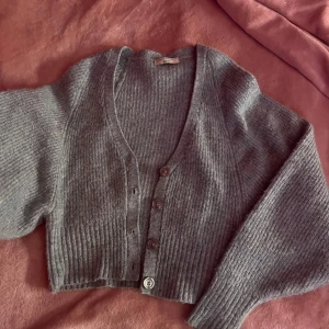 Grå kofta från Gina Tricot - Säljer en mysig grå kofta från Gina Tricot i stl XS