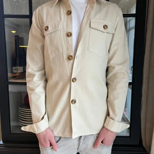 Ciszere overshirt - En riktigt fet overshirt från märket Ciszere i storlek XS! Overshirten är endast använd en gång och därför i näst intill perfekt skick! Skick: 9/10! Nypris: 1199kr! Mitt pris: 499kr!