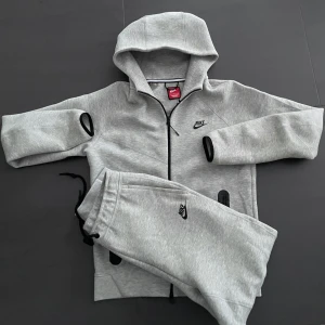 Nike tech nya modell  - Tja säljer denna Nike techen för har inte användit den sedan jag fick den och jag fick den i julklapp inte så länge sen alls men vill bara bli bort med den. Både byxorna och tröjan är i S. Sprillans ny!! Skriv om du har frågor. Ny pris är över 2000 kr men kommer lägga up för 1300!!🔥🔥