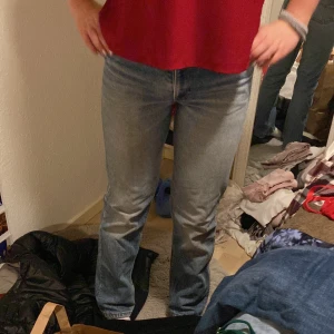 Levi's jeans i ljusblå denim - Snygga Levi's jeans i ljusblå denim med klassisk femficksdesign. De har en hög midja och raka ben, vilket ger en tidlös look. Perfekta för en avslappnad stil.