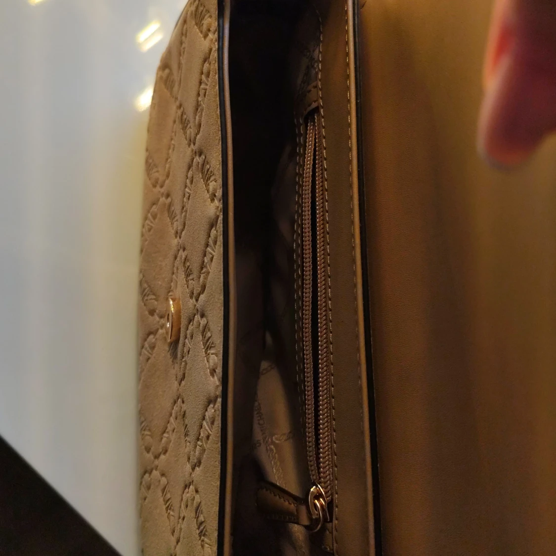 Beige axelväska med logotypdetalj - 91