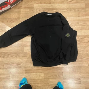 Svart tröja från Stone Island - Säljer en svart tröja från Stone Island i storlek XL pris kan diskuteras 