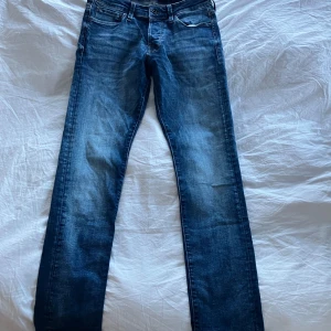 Blå jeans från Jack & Jones - Snygga blå jeans från Jack & Jones i modellen Slim/Glenn. De har en klassisk femficksdesign och en bekväm passform. Perfekta för en stilren look.