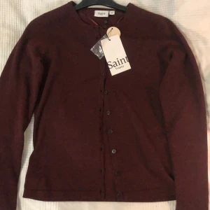Vinröd Saint Tropez kofta - Jättesöt kofta! Helt ny med prislapp, i storlek xs, var inte rädd för att höra av dig!