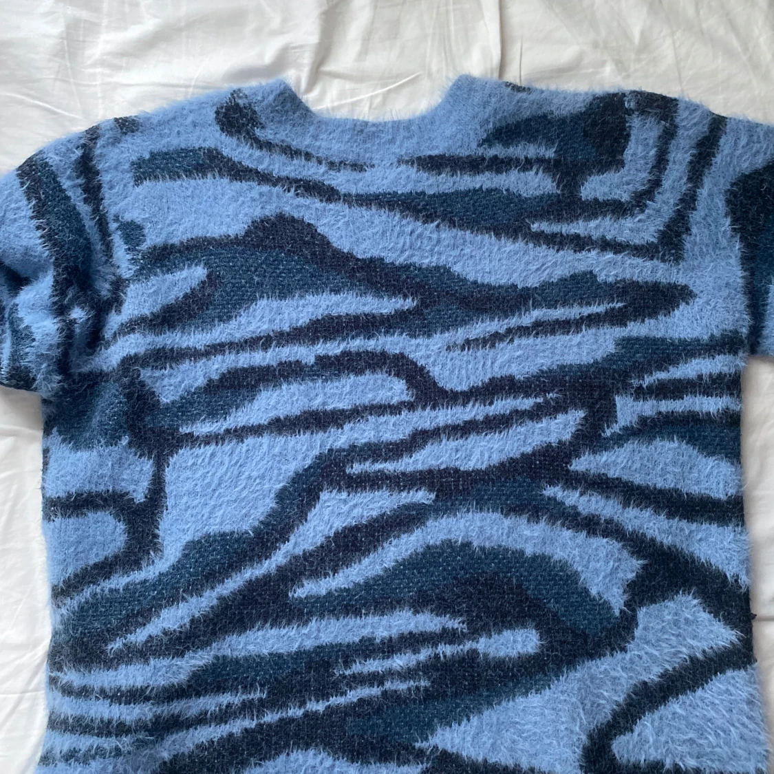 Mörkblå stickad mönstrad tröja från b.young - 3