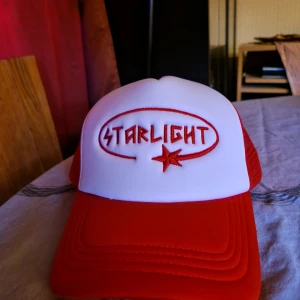 Starlight keps - Säljer en starlight keps aldrig använd om du vill köpa kan vi diskutera pris.