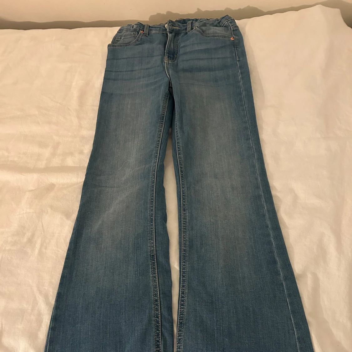 Blå bootcut jeans
