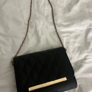 Svart handväska - Säljer denna handväska, i bra skick bara lite sliten på metall, inga defekter! 