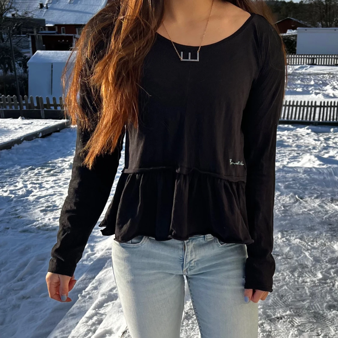 Svart långärmad topp med volangdetalj - 90