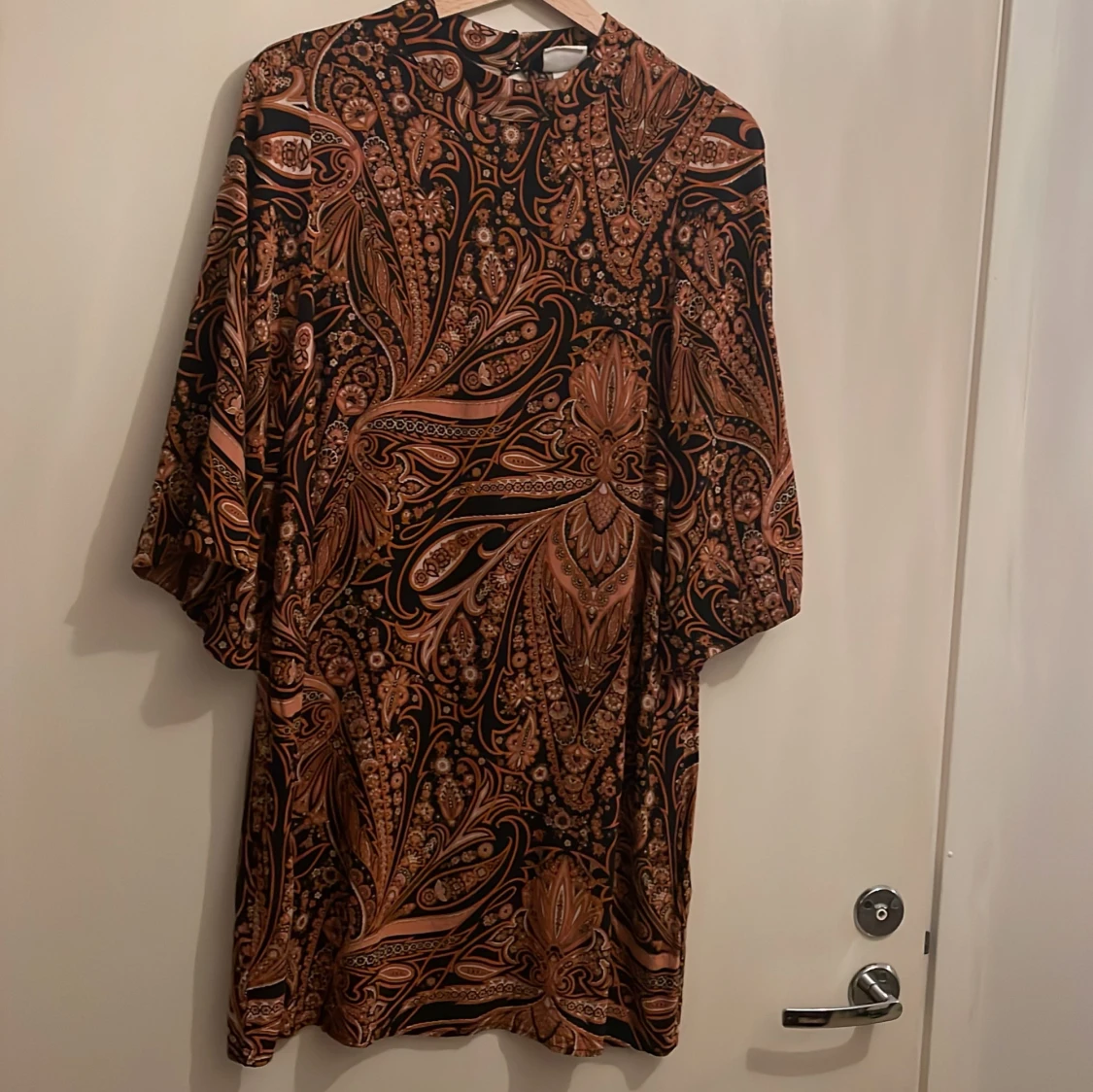 Mönstrad klänning från H&M x Richard Allan