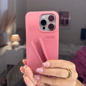 Salty tan mobil skal 😍😍😍 - Mobilskal i färgen salty tan från rhode 😍😍 IPhone 15 PRO Max är storleken, nyskick💞💞 Säljs endast för bra pris💞Omöjlig att få tag på i Sverige därav pris💞