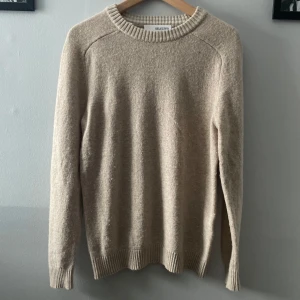 Beige tröja från Selected Homme - Säljer en stickad tröja från selected homme. Bra skick, inga defekter bara lite nopprig. 