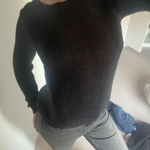 stickad tröja - Säljer en stilren svart stickad tröja med långärmad design. Perfekt för kyligare dagar och enkel att matcha med olika outfits. 
