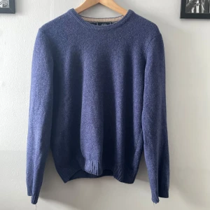 Blå merinoulltröja från John Lewis - Säljer min cashmir tröja med märket John Lewis. Den är 10% cashmir och extremt mjuk och skön nu till vintern. Grymt skick förutom defekten som tillkommer i bild 3.  