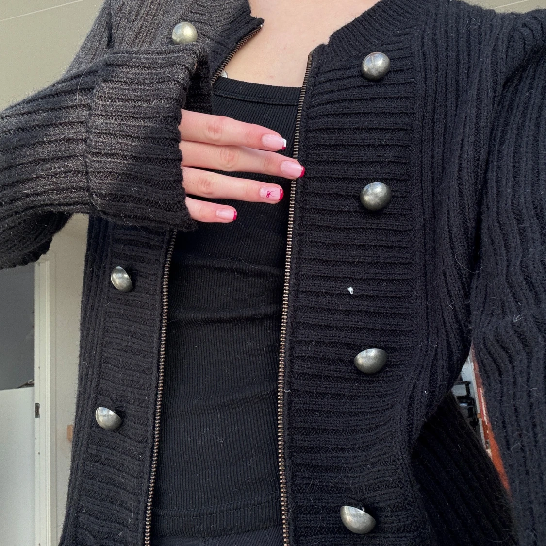 Svart ribbad kofta med knappar