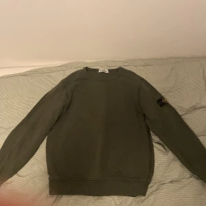 Grön tröja från Stone Island - Säljer denna feta gröna stone island tröjan till ett pris av bara 600 kr pris kan diskuteras, denna tröja passar perfekt till dig som är runt 165-170 lång. Kom till Dm om fler frågor, bilder och pris 