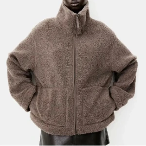 Brun teddyjacka med dragkedja - Mysig brun teddyjacka med dragkedja och hög krage. Perfekt till vintern🥰🥰❤️inga defekter  alltså inga hål eller fläckar 