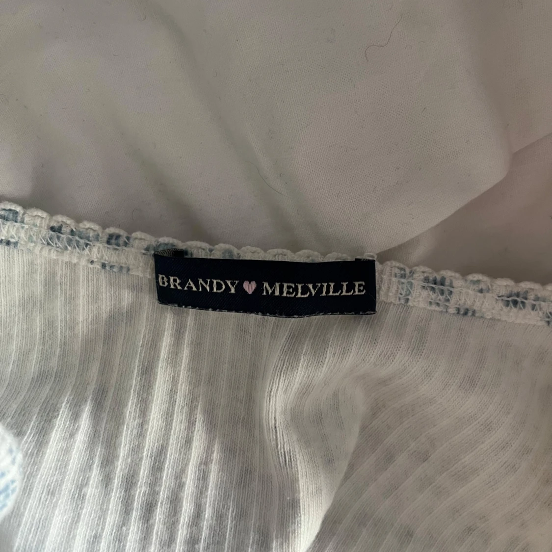 Blommig ribbad linnetopp från Brandy Melville - 92