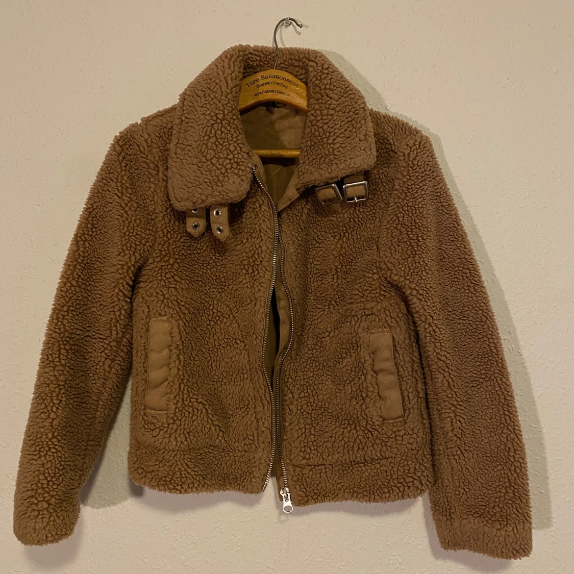 Brun teddyjacka med dragkedja