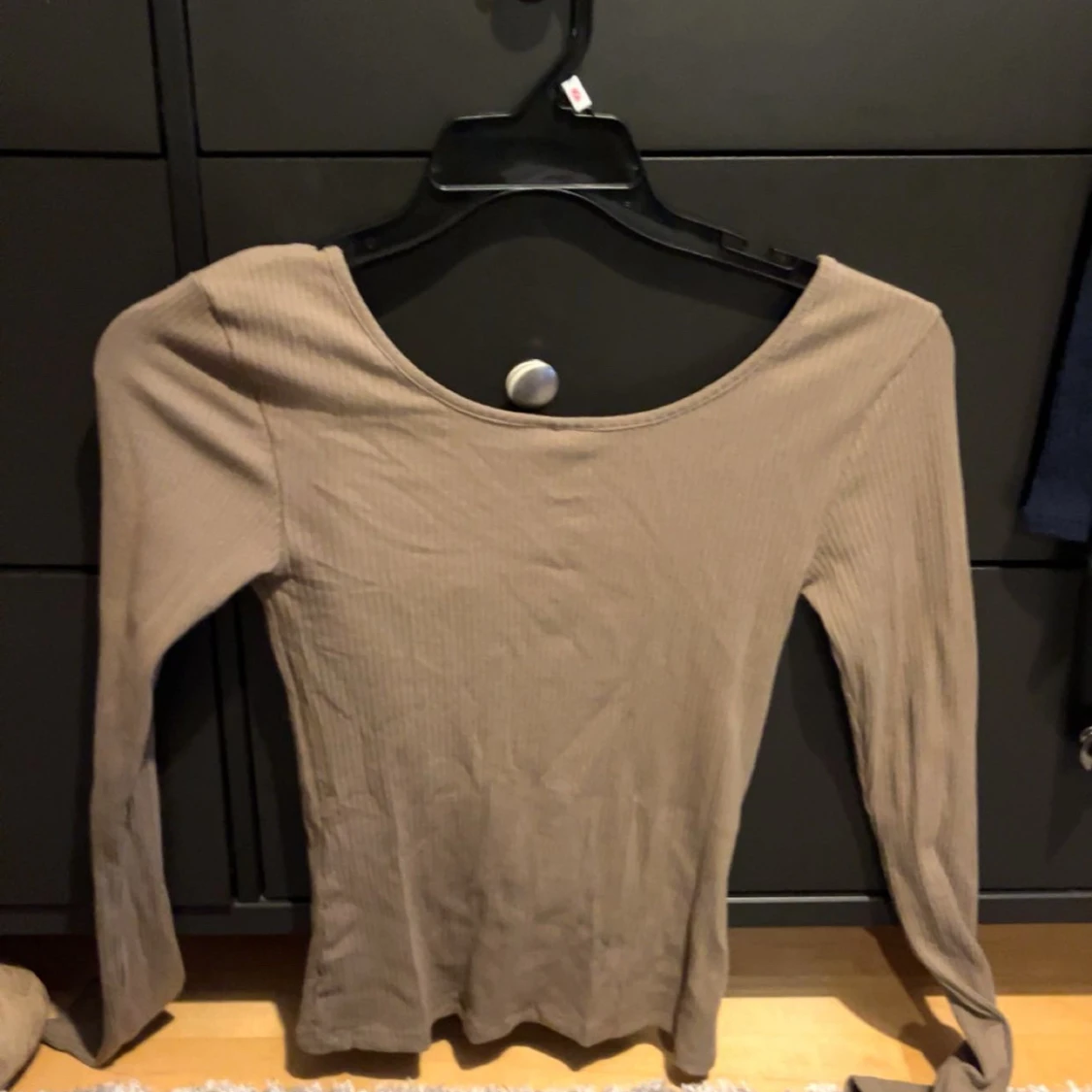 Brun ribbad topp från Pieces - 90