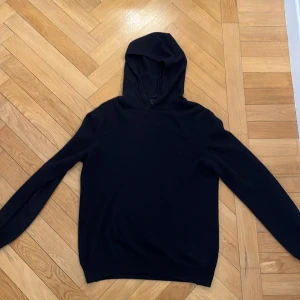 Kashmir hoodie från Oscar Jacobson - Snygg och stilren kashmir hoodie från Oscar Jacobson. Perfekt för en avslappnad look med sin klassiska design och bekväma passform. Den har långa ärmar och en snygg luva.