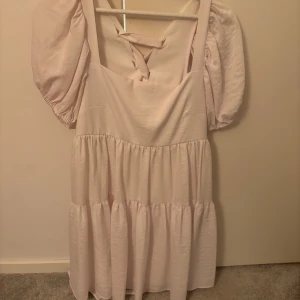  klänning med puffärmar bikbok  - Klänning från bikbok aldrig använd 