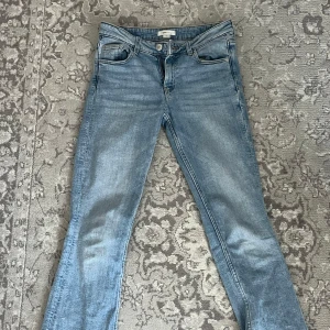 Ljusblåa jeans från Gina Tricot - Snygga ljusblåa jeans från Gina Tricot. De är bootcut & low waist. Storlek 152. Perfekta för en avslappnad stil.