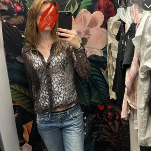 Brun spetsblus - Vintage brun spetsblus från Hourglass med glitter. Storlek L men passar mer som S/M, säljer då den aldrig kommer till användning💕