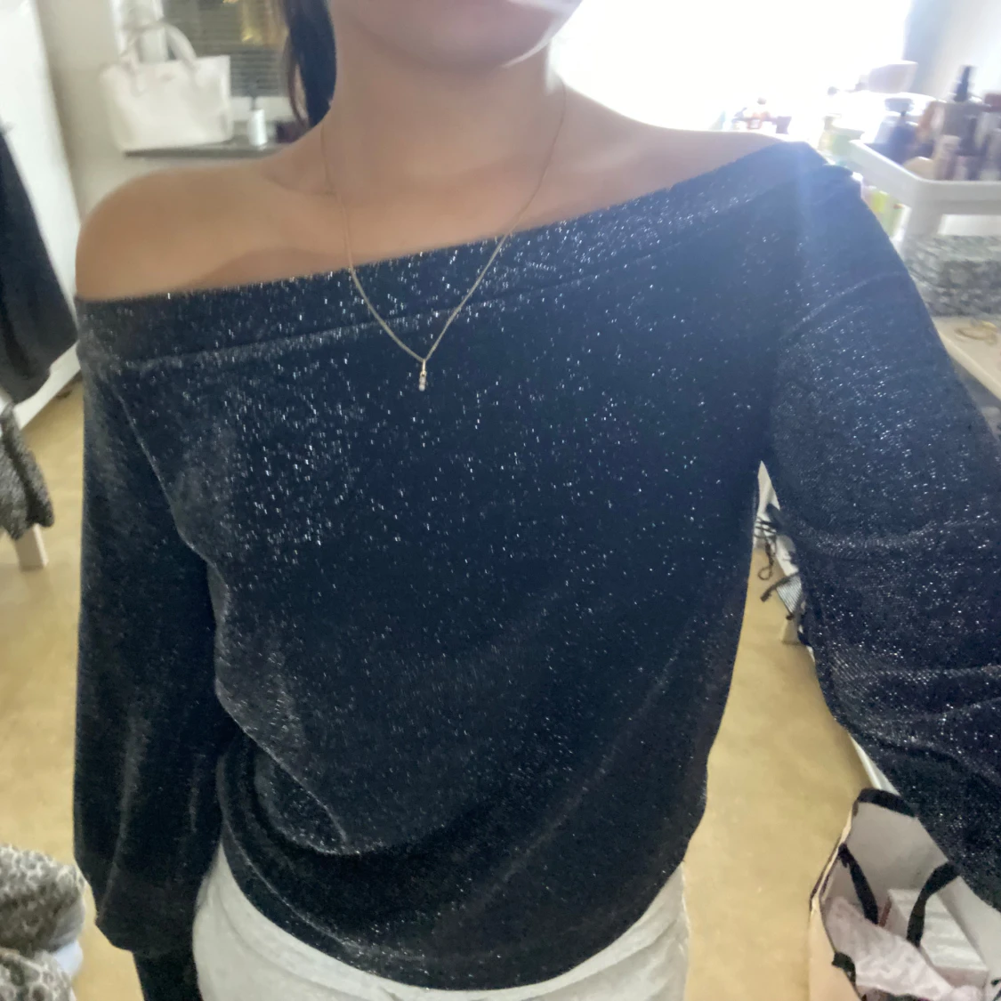 Svart glittrig offshoulder tröja - 91