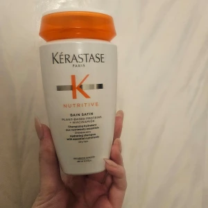 Kérastase Nutritive Bain Satin Shampoo - Kérastase Nutritive Bain Satin är ett återfuktande schampo med växtbaserade proteiner och niacinamid, perfekt för torrt hår. Flaskan har en stilren design med orange lock och detaljer. Använd runt 7 gånger men min hårbotten gillar det inte så säljer om nån vill testa. Köpt i höstas.