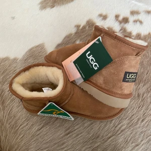 UGG boots - Säljer ett par klassiska bruna UGG boots med mjukt fårskinnsfoder. Perfekta för att hålla fötterna varma under kalla dagar. Tillverkade av UGG Austrailia vilket är orginalet och sägs vara bättre kvalitet och kommer med originalförpackning och etiketter.