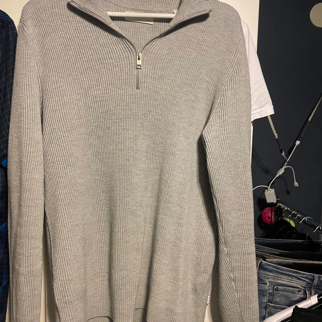 Grå ribbad tröja med dragkedja