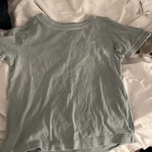 Grå t-shirt från Zara - Säljer en enkel och stilren grå t-shirt från Zara. Perfekt för en avslappnad look. Kortärmad och i mjukt material.