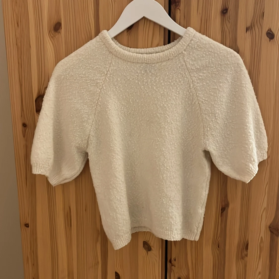 Vit stickad kortärmad.